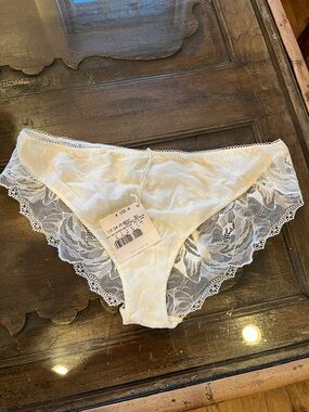 NWT La Perla ivory Lace Panties Size 4